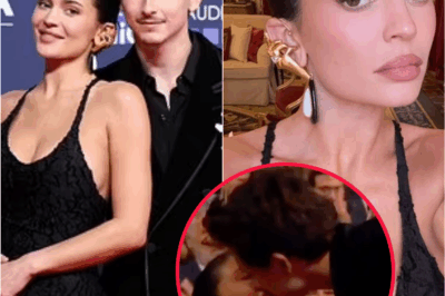 😱TIMOTHÉE CHALAMET KISSES KYLIE JENNER Before Accepting Award – Italy Wasn’t Ready! 💋🇮🇹