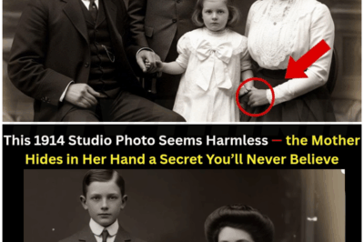 🐻 This 1914 Studio Photo Seems Harmless — Until You Notice What the Mother Hides in Her Hand