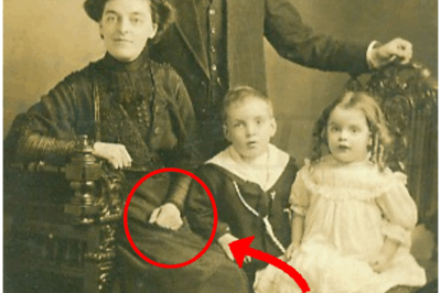 🐻 This 1914 Studio Photo Seems Harmless — Until You Notice What the Mother Hides in Her Hand