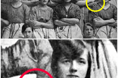 🐻 Mysterious ghost hand in historic photo is freaking people out