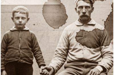 🎁 This 1887 Photo of a Boy and Man Holding Hands Seemed Normal — But The Story Behind It Makes Everyone Speechless