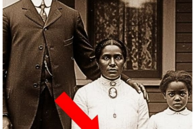 This old 1904 family portrait seems happy — until you see what the youngest daughter is clutching