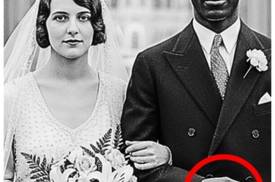 It Was Just a Lost Photo from 1923 — Until One Tiny Detail Turned It Into the Mystery That’s Haunting Photographers Everywhere 📸 — Found curled at the bottom of a dusty envelope, the image looked harmless at first—sunlight, smiles, an ordinary day frozen in time—but when experts restored the negatives, a strange anomaly appeared in the frame, something no lens of that era should’ve captured, and suddenly this sweet little snapshot felt less like nostalgia… and more like a message nobody can explain 👇